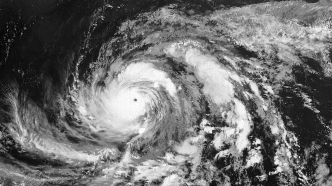 超强台风“玛娃”逼近关岛，当面准备迎战强风、暴雨、风暴潮