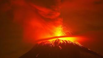 直击｜墨西哥波波卡特佩特火山高度活跃，喷发出大量火山灰
