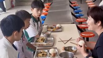 遇到学生请教几何题，老师在食堂用筷子做教具答疑