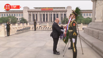 视频丨俄罗斯总理米舒斯京向人民英雄纪念碑敬献花圈