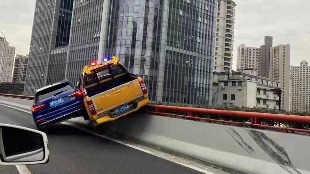 上海内环高架两车“斗气”碰撞，一车悬于高架护墙险坠落