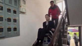 杭州多个老旧小区试点“爬楼机”，破解高龄老人上下楼难题