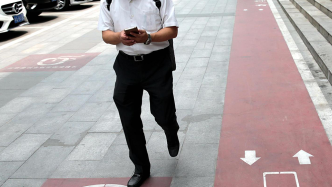 行人过马路不看手机：浙江已有多地立法纠正斑马线“低头族”
