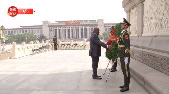 视频丨刚果（金）总统齐塞克迪向人民英雄纪念碑敬献花圈