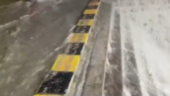 视频丨阶梯变瀑布，贵州开阳县局地遭遇大暴雨