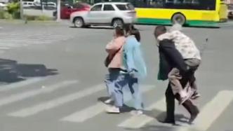 新疆公交司机背九旬老人过马路，获全车乘客鼓掌