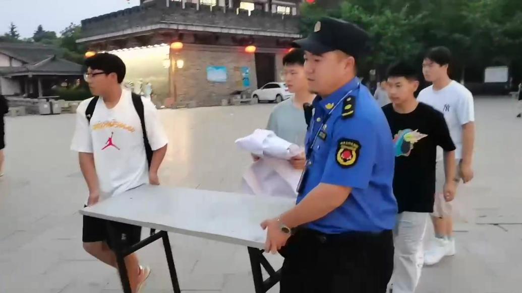 中學(xué)生擺攤賣花為同學(xué)哥哥籌醫(yī)療費(fèi)，城管幫義賣并捐款
