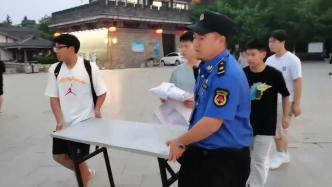 中學(xué)生擺攤賣花為同學(xué)哥哥籌醫(yī)療費(fèi)，城管幫義賣并捐款