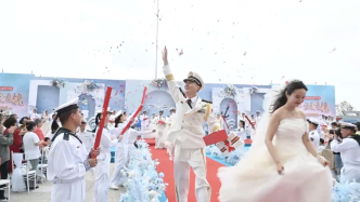 20对新人上海黄浦江畔的集体婚礼：以海天作证、军舰为媒