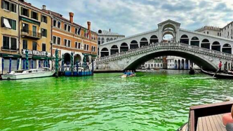 意大利威尼斯运河变荧光绿，警方和环保部门介入调查