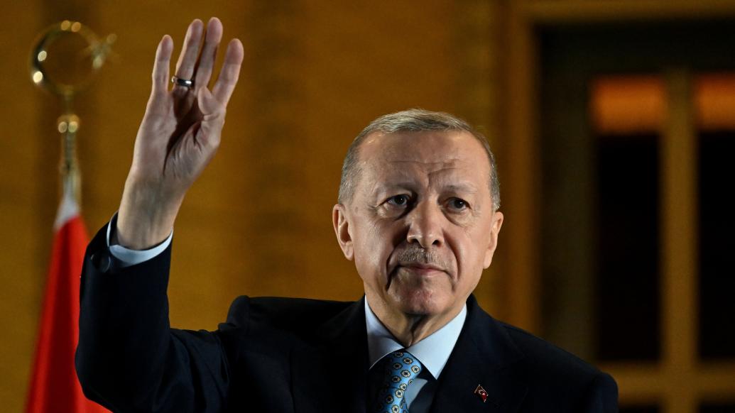 埃尔多安再次当选土耳其总统，感谢支持者参加投票