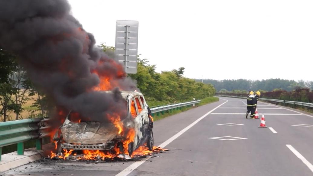 轎車行駛途中高溫報(bào)警后冒煙起火,消防員緊急處置