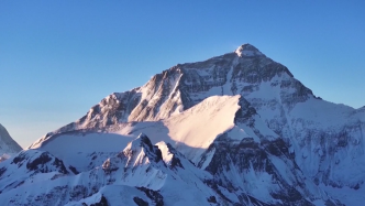 气温升高，冰川融化：庆祝首登珠穆朗玛峰70周年之际的担忧