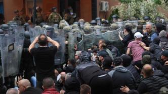 科索沃塞族抗议者与北约维和人员发生冲突，致3人伤重