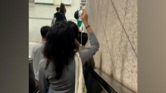 上海地铁站内一女子举吊瓶乘扶梯，拍摄者：感觉她很不容易