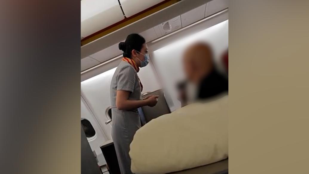 男子以照顾人为由滞留商务舱，拒绝空姐劝离：座位没人