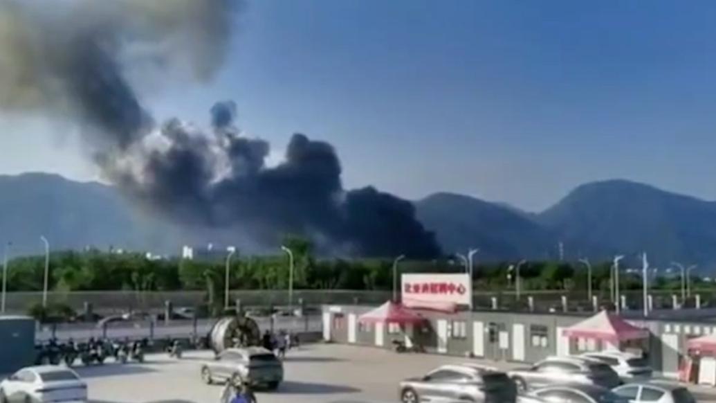 浙江台州仙居一化工厂突发大火，现场无人员伤亡