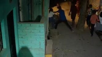 印度男子当街狂刺16岁女友20刀，数名路人围观竟无人制止