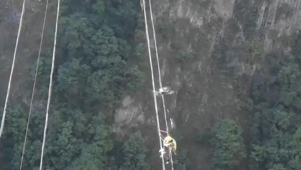 施工人员被困怒江上方百米高空，救援人员紧急救援