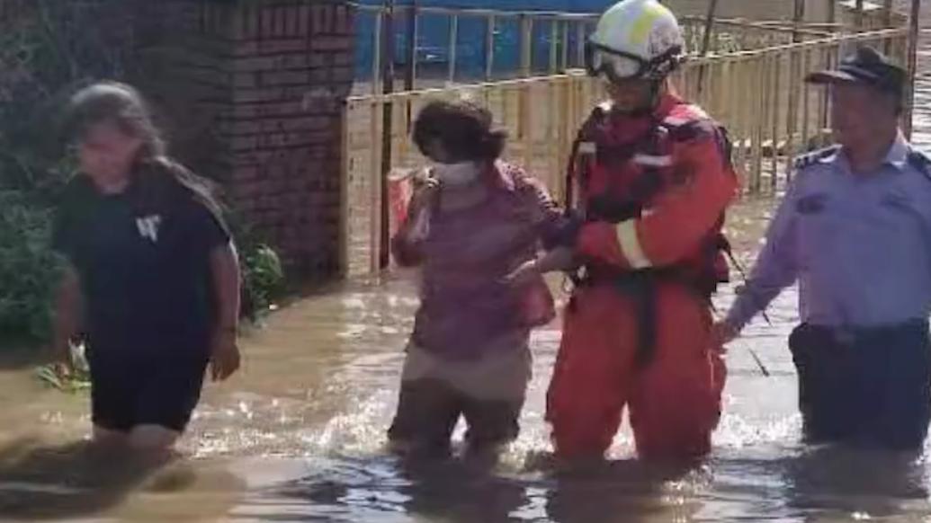 工地宿舍被水浸没约1米深，民警驾艇救出19人