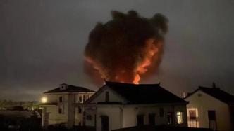 浙江海宁一工棚发生爆燃致5人死亡，现场火光冲天