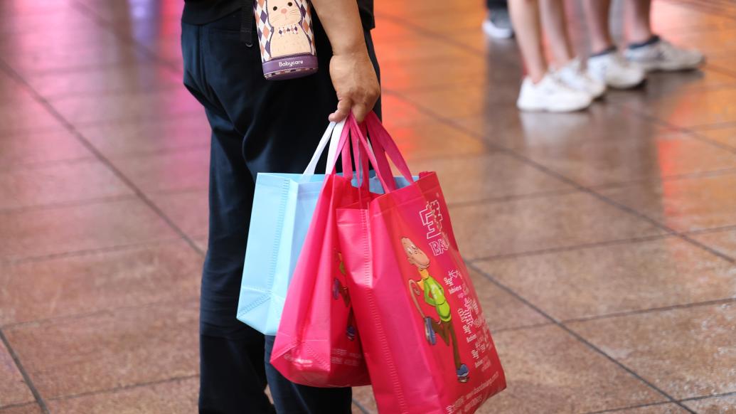 上海购物节“月考”：举办千余项活动，线下消费日均近80亿元