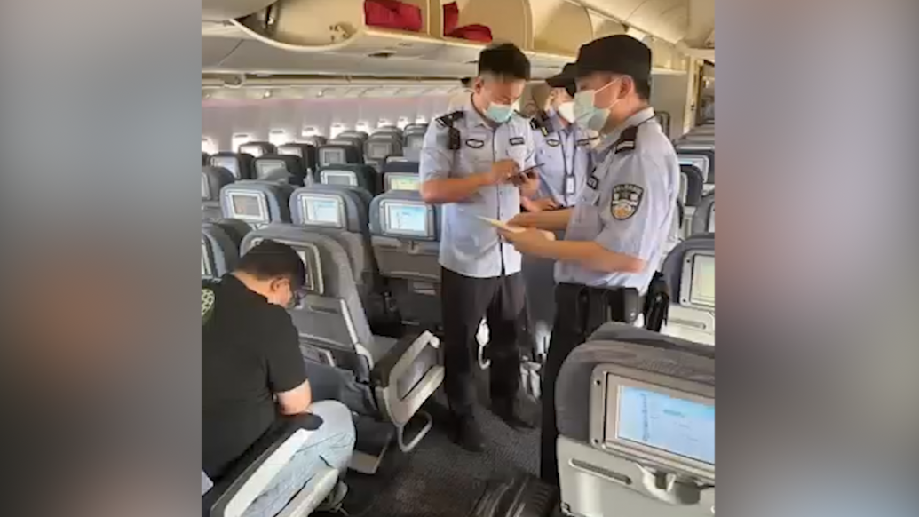 男子飞机上偷拍空姐裙底被抓现行
