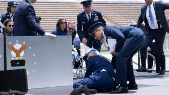 拜登出席美空军学院毕业典礼被绊倒，白宫称总统无大碍