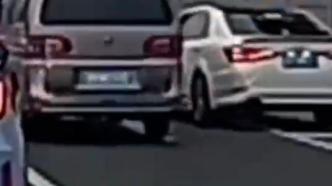 上海两车在中环上相互别车还扔矿泉水瓶，2名驾驶员已被行拘