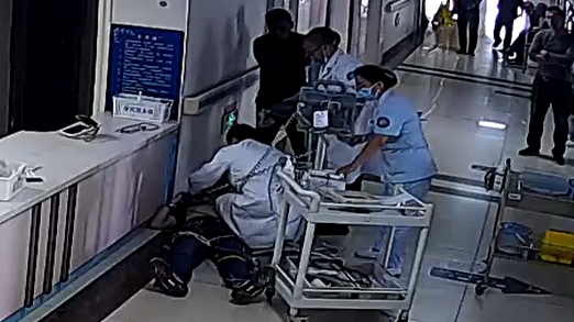 男子心跳驟停,4名醫護走廊接力搶救