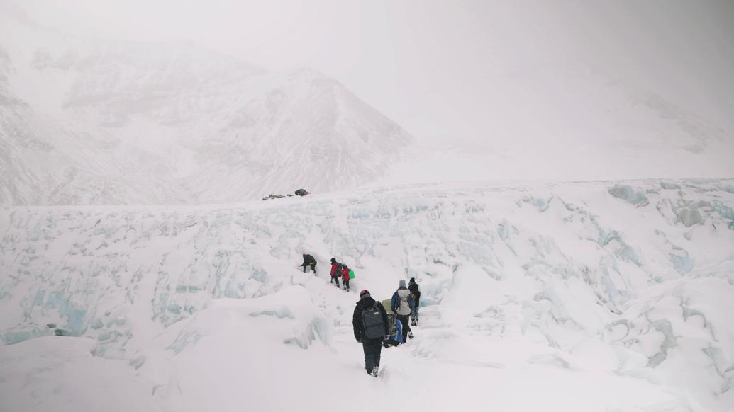 逐冰而上｜珠峰科考Vlog?：暴風雪中走向海拔6500米冰川埡口