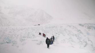 逐冰而上｜珠峰科考Vlog⑲：暴风雪中走向海拔6500米冰川垭口