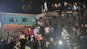 印度发生“本世纪最严重列车相撞事故”，已致233人死亡