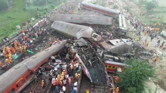直播录像丨印度三辆列车相撞：已致超300人死亡，1000多人受伤