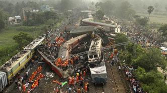 早安·世界｜印度列车相撞事故搜救工作结束，总理莫迪探望伤者