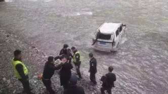越野车翻入河中两人被困，民辅警冲入湍急河水救人