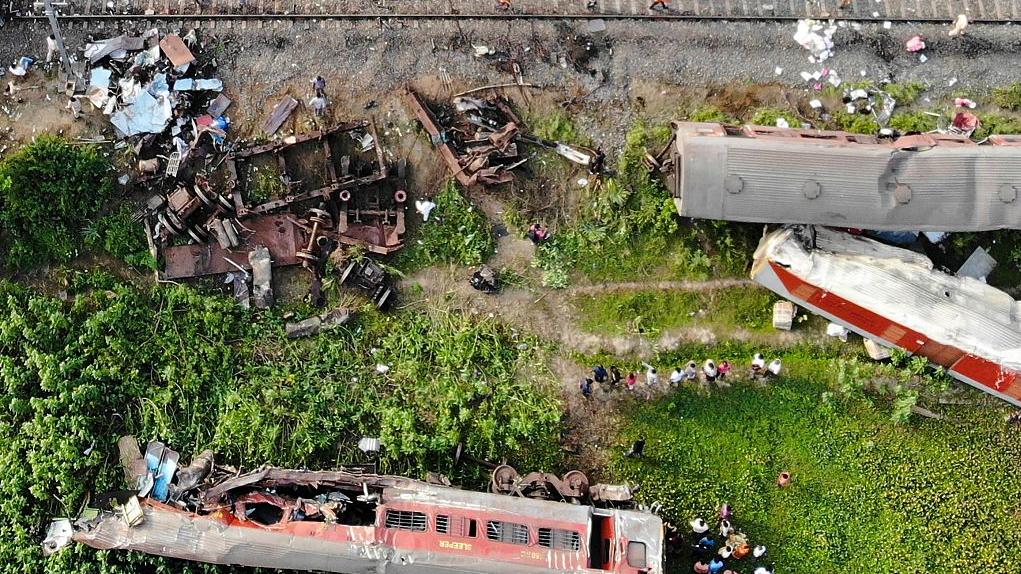 印度列车脱轨相撞事故死亡人数上升至294人