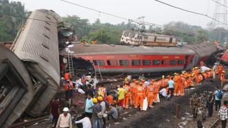 印度列车相撞事故善后：部分死者家属很难辨识和认领遗体