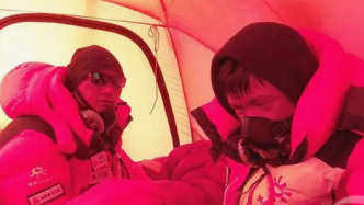 珠峰攀登者放弃登顶花一万美元救起濒死女子，获救者只愿承担四千美元