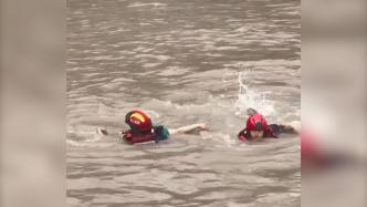 女子不慎落水，消防员湍急河水中拼力救回