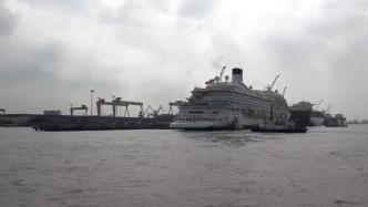 首艘国产大型邮轮“爱达·魔都号” 顺利停靠码头，转入码头系泊调试阶段