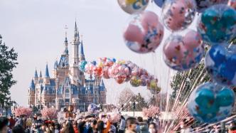 中国有100多座主题乐园，为何各地还要“争夺”迪士尼？