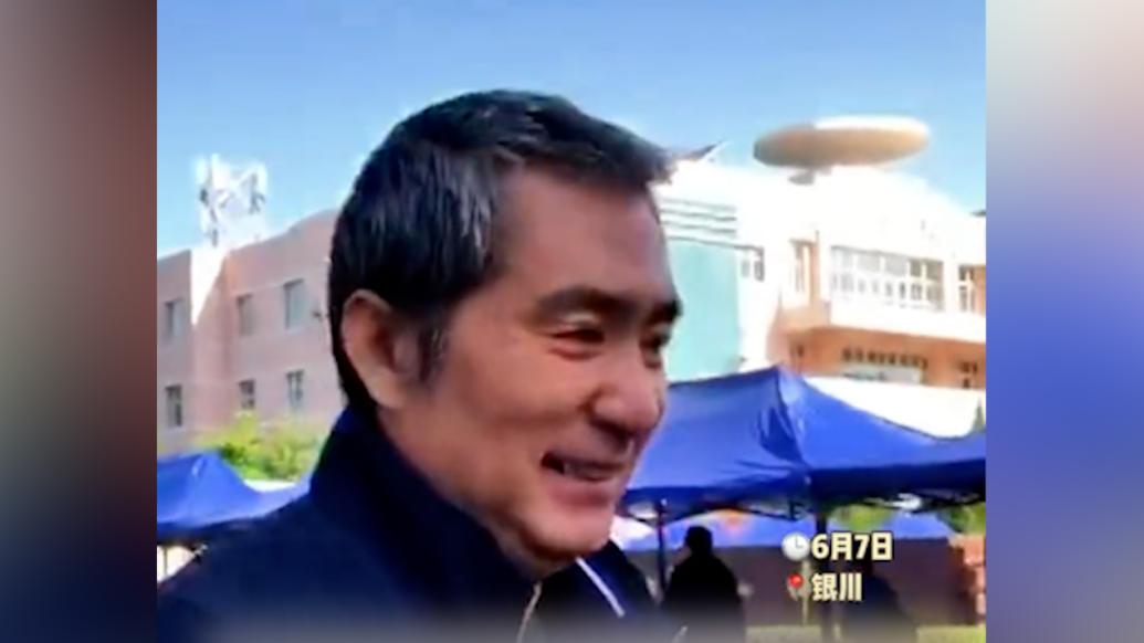 51歲大齡考生陪兒子同一考點(diǎn)考試：備考3個(gè)月還參加了?？?/></span></div><div><h2 class=