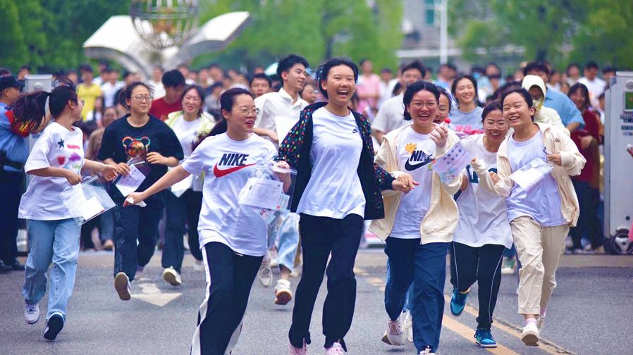 直击｜奔跑吧，考生！高考首日考试顺利结束