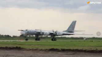 俄国防部公布中俄战略巡航视频，俄派出多型战机护航轰炸机