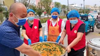 志愿者做卤面、绿豆汤免费送高考考生