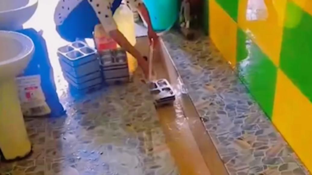 幼兒園員工在小便池內清洗孩子餐具?九江教育局:正處理此事