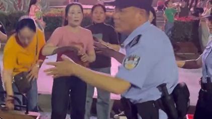 民警啟動(dòng)“靜音模式”柔性勸離廣場舞