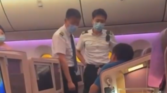 航班疑似因救人延误，一男子机上大闹被多名乘客怒斥
