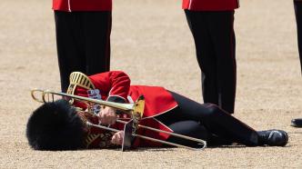 早安·世界｜英国皇家骑兵卫队阅兵彩排,多名士兵在高温下晕倒